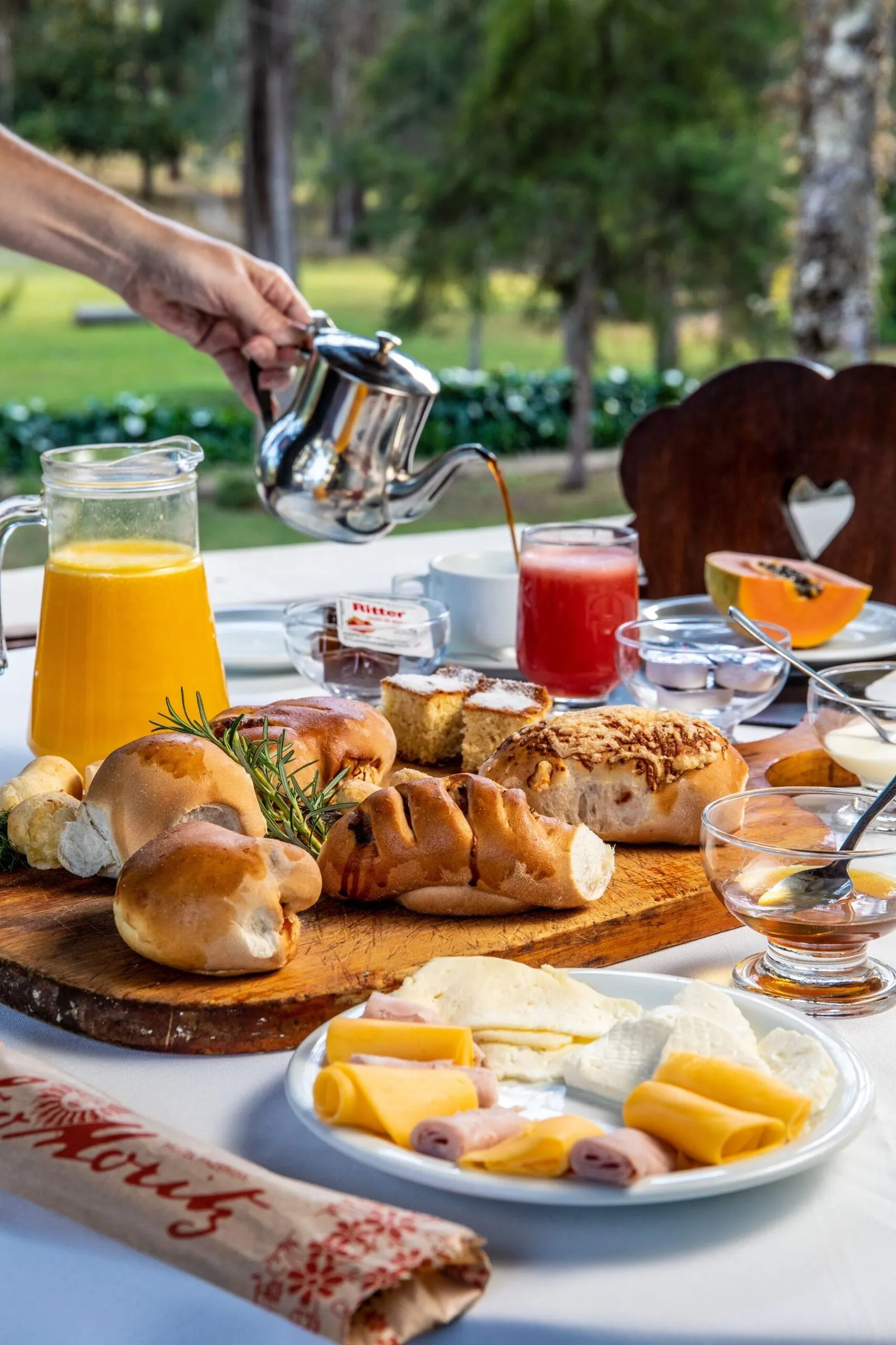 Prato do café da manhã do Hotel Fazenda São Moritz com vista para o jardim