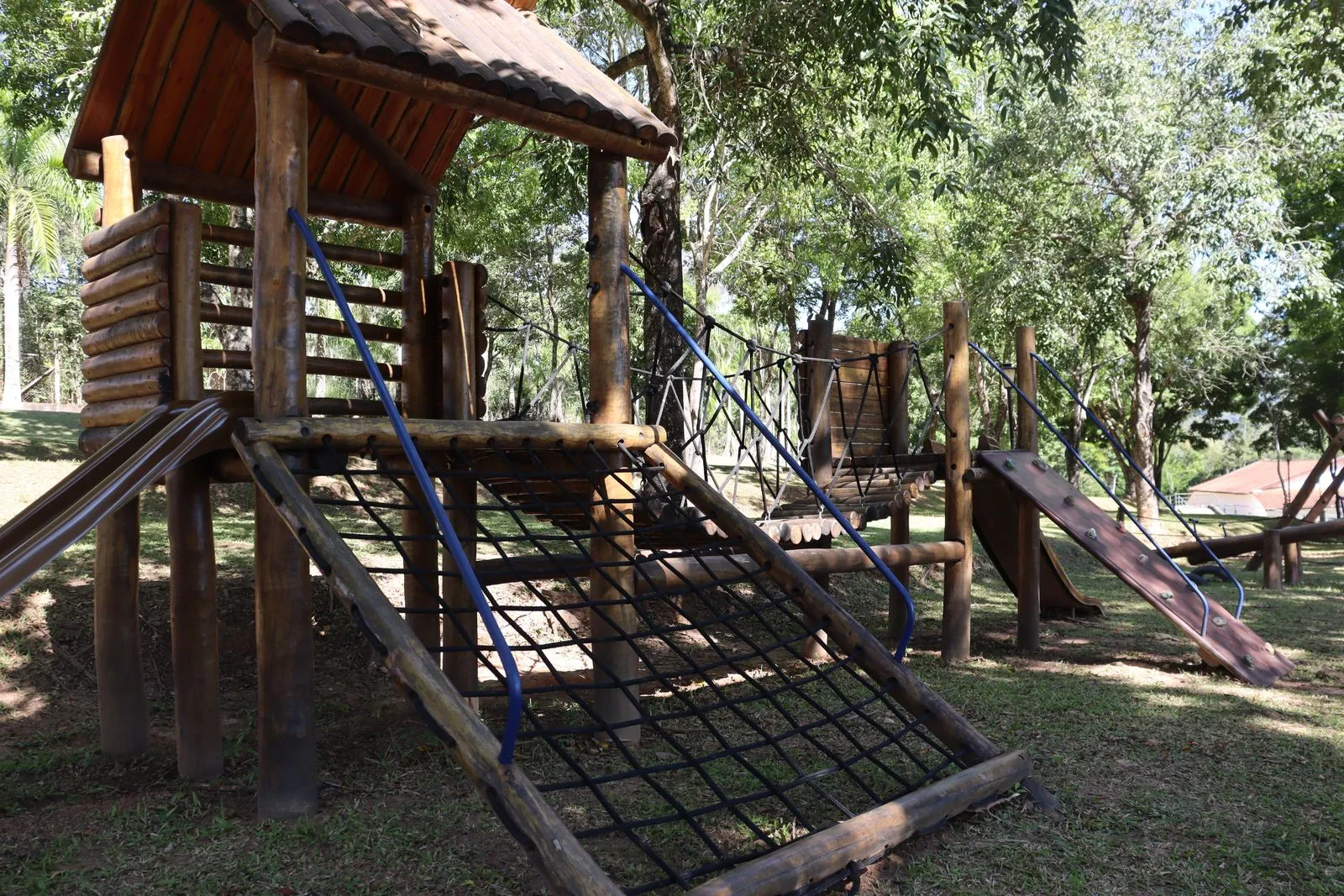 Playground rústico de madeira no parque infantil do Hotel Fazenda Vale da Cachoeira