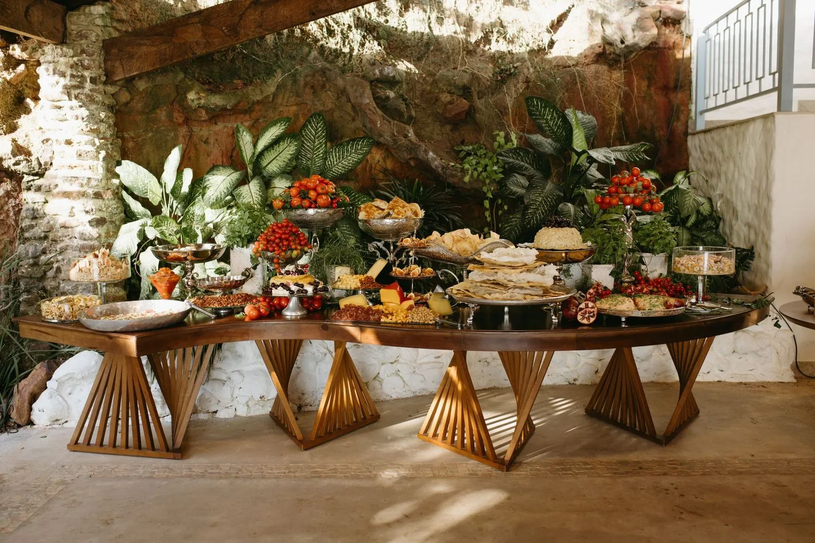 Mesa de café da manhã farto em hotel fazenda durante a Semana Santa
