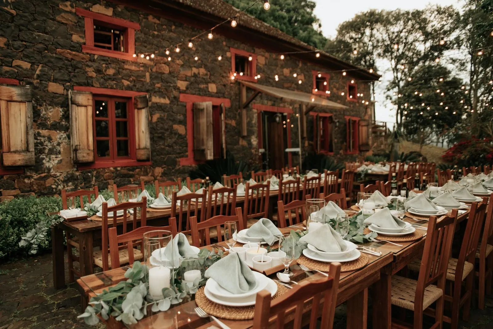 Mesa posta para ceia de fim de ano em hotel fazenda, com decoração natalina